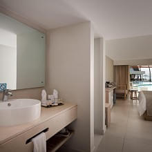 cooee_at_casa_marina_junior_suite_swim_up_bathroom.jpg